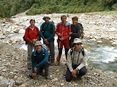 El grupo completo ante el arroyo