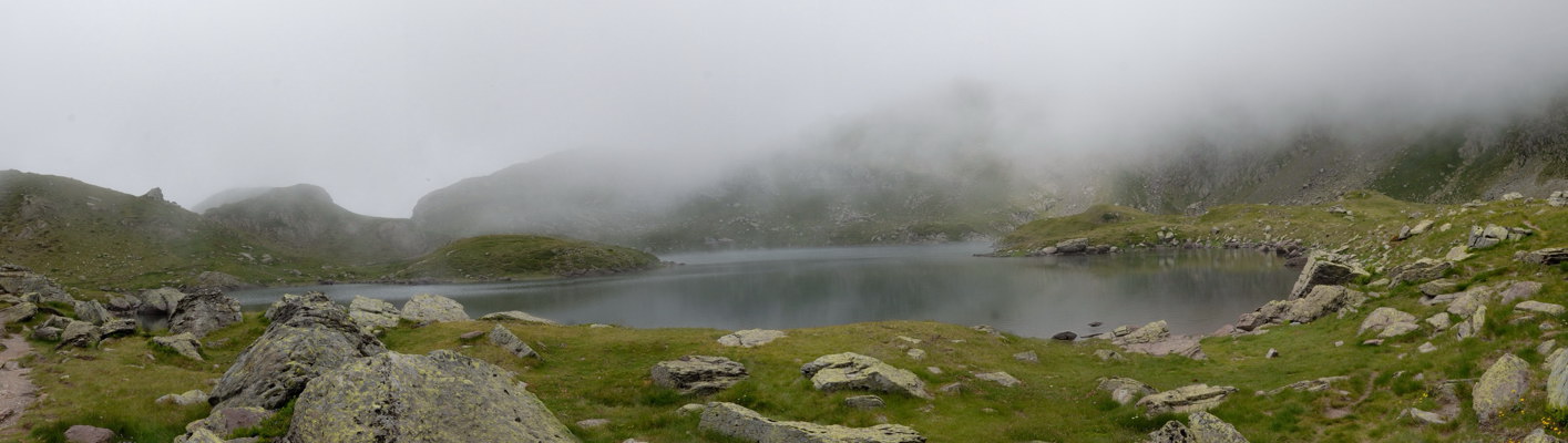 El lago entre la bruma