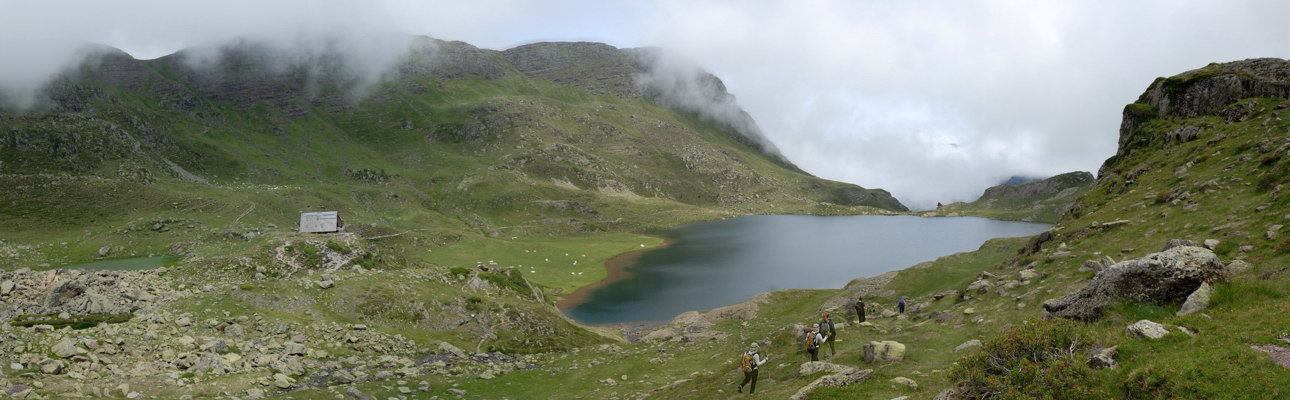 El refugio de Ayous junto al lago Gentau