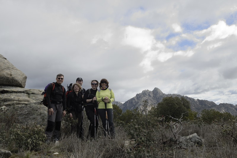 Foto de grupo en el collado de Valdehalcones