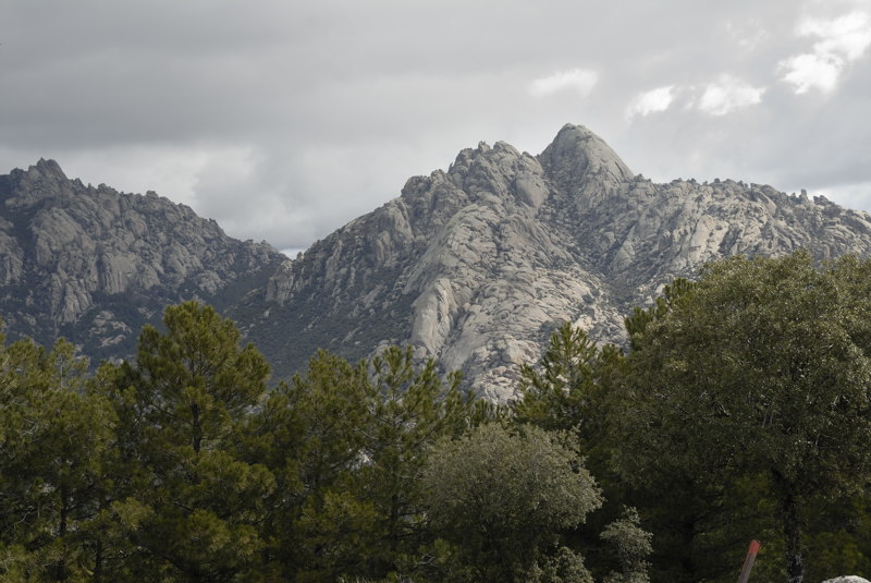 Vista desde el collado de Valdehalcones: Pared de Santillana, Collado de la Dehesilla, Pea Sirio, Huevo de las Hoces, El Yelmo