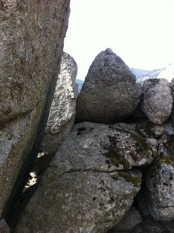 Por aqu se puede subir a una de las rocas