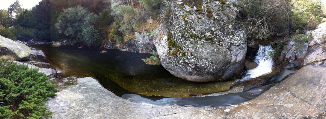 Panormica de cascada y poza