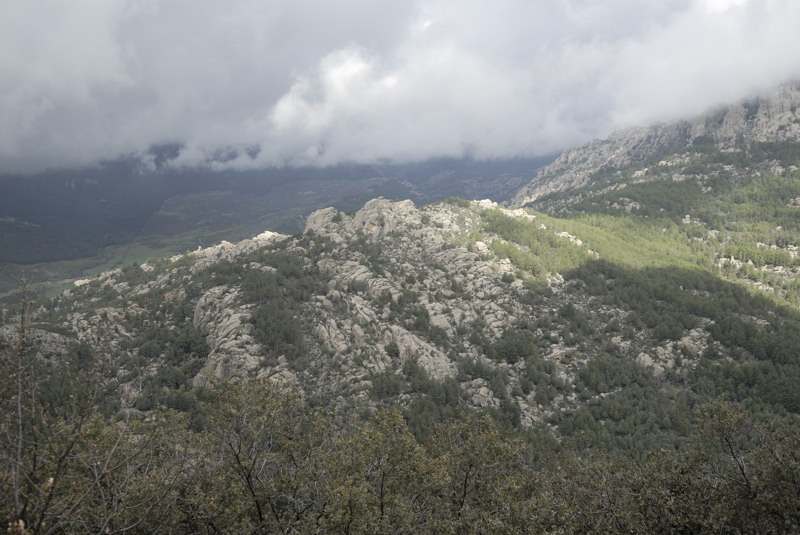 Cancho de los Muertos desde las proximidades de la Cueva de la Mora