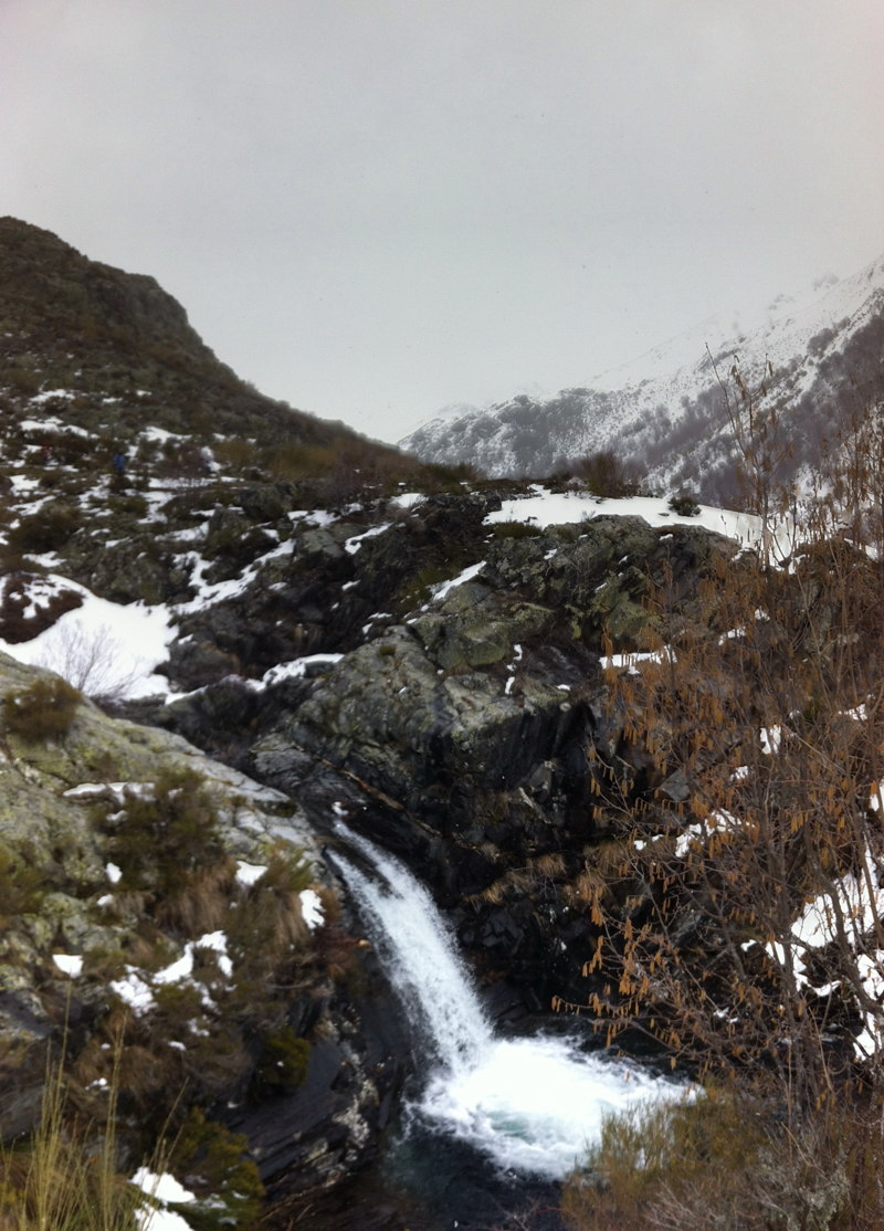 Cascada junto al primer puente