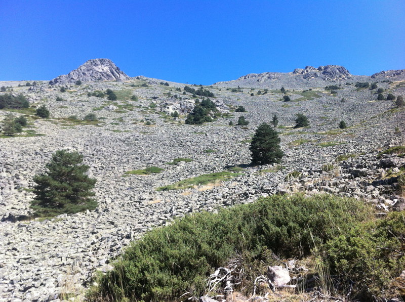 La afloracin rocosa a la izquierda y la Pinareja a la derecha